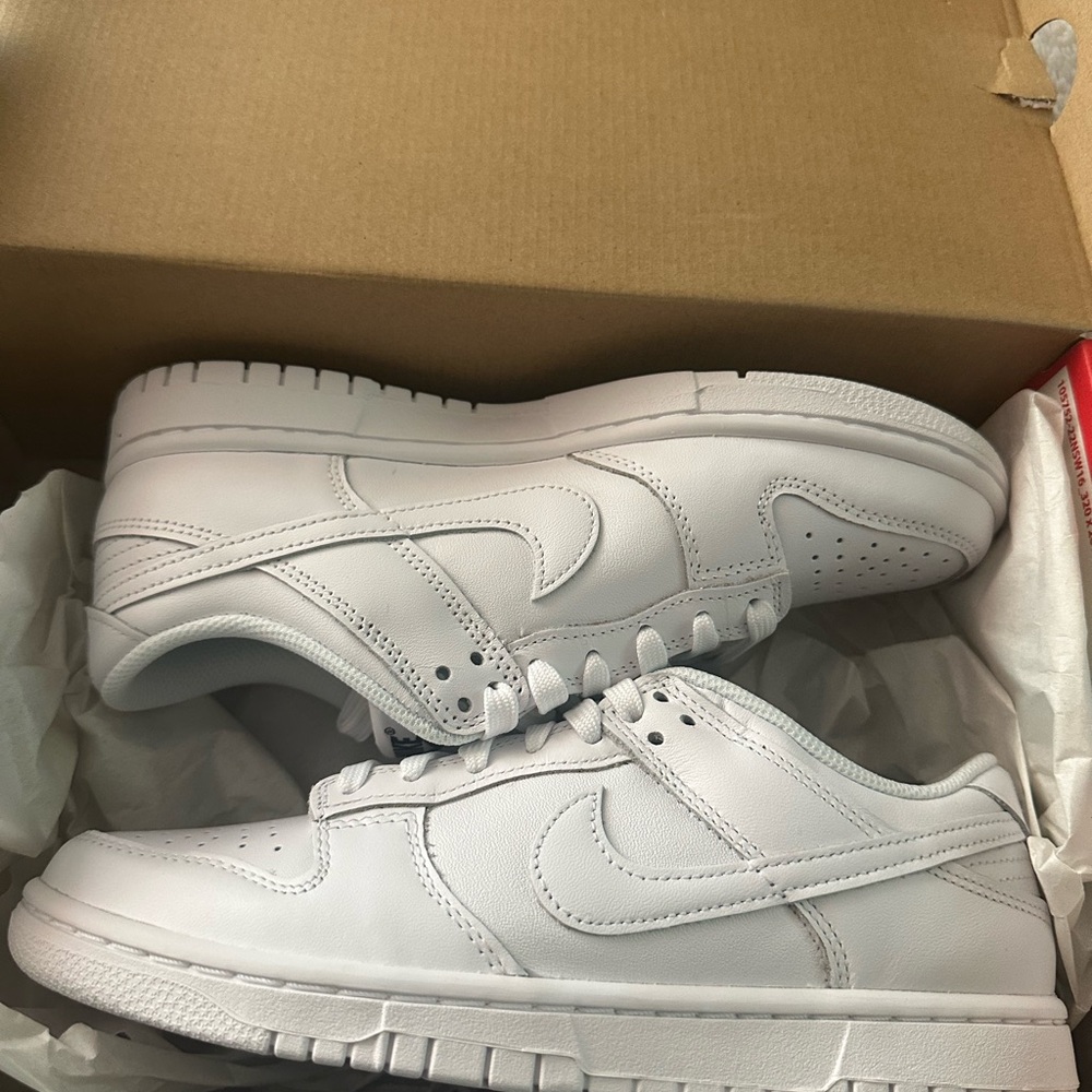 Dunk LOW All White
Brand new
Size: Men’s/youth 6.5
Women’s: 8
